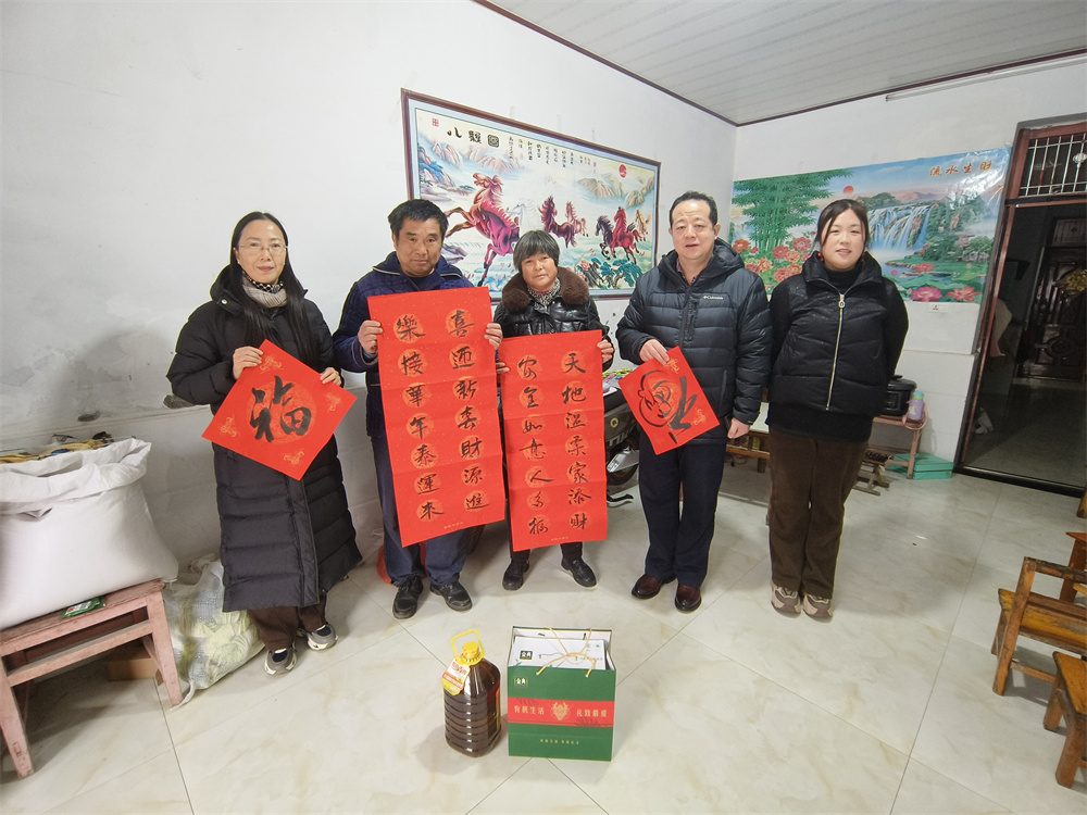 民进淮南市委会节前走访慰问帮扶村